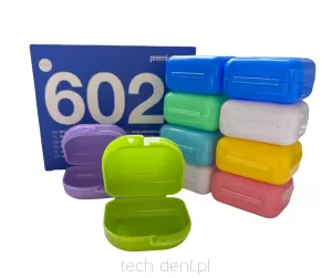 Pudełko na aparat ortodontyczny z otworami (model 602: W77 mm x D77 mm x H38 mm) / 10 szt.